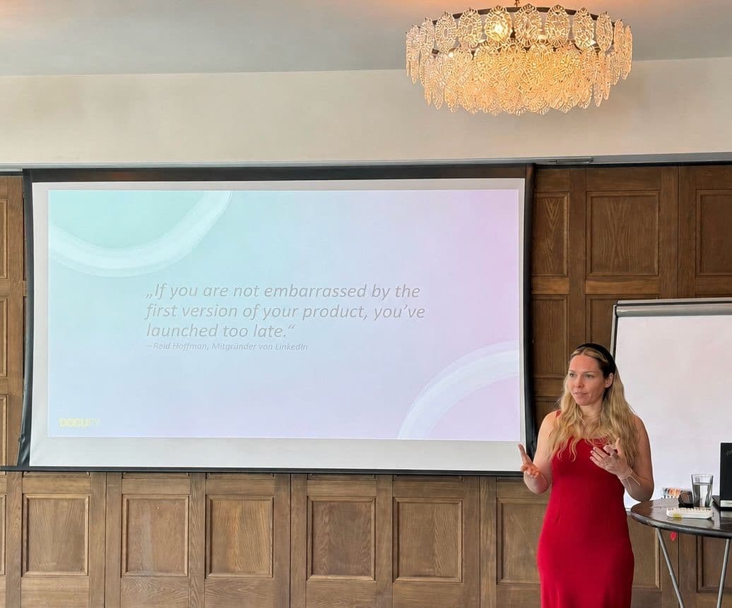 Ariane Thurau auf der Bühne beim Marketing Circle 2026 in Berlin, neben einer Präsentationsfolie mit einem Zitat von Reid Hoffman.