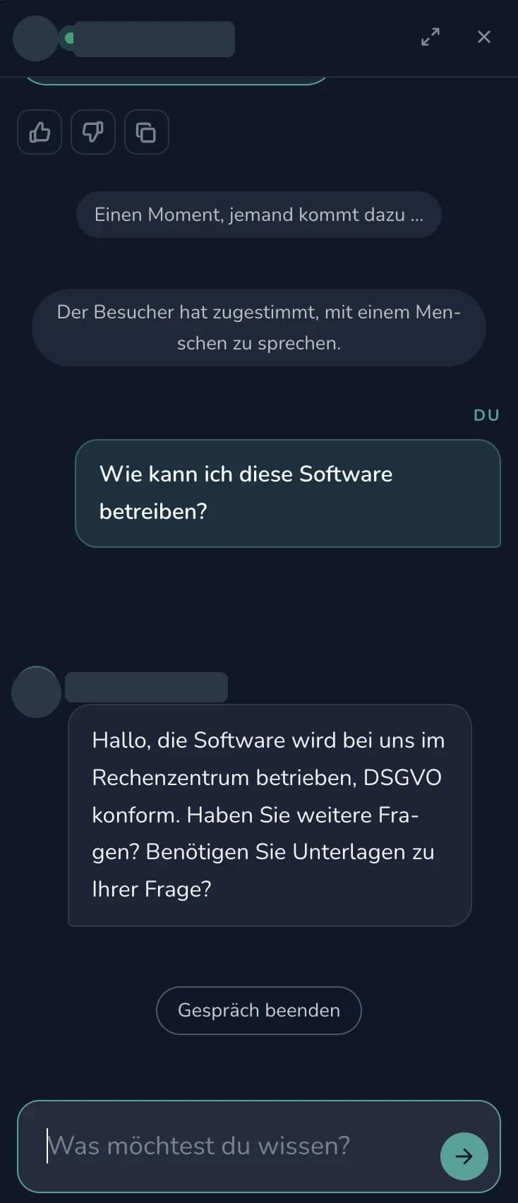 Chat-Fenster, in dem der KI-Assistent an einen Mitarbeiter übergeben hat; Name und Foto sind anonymisiert.